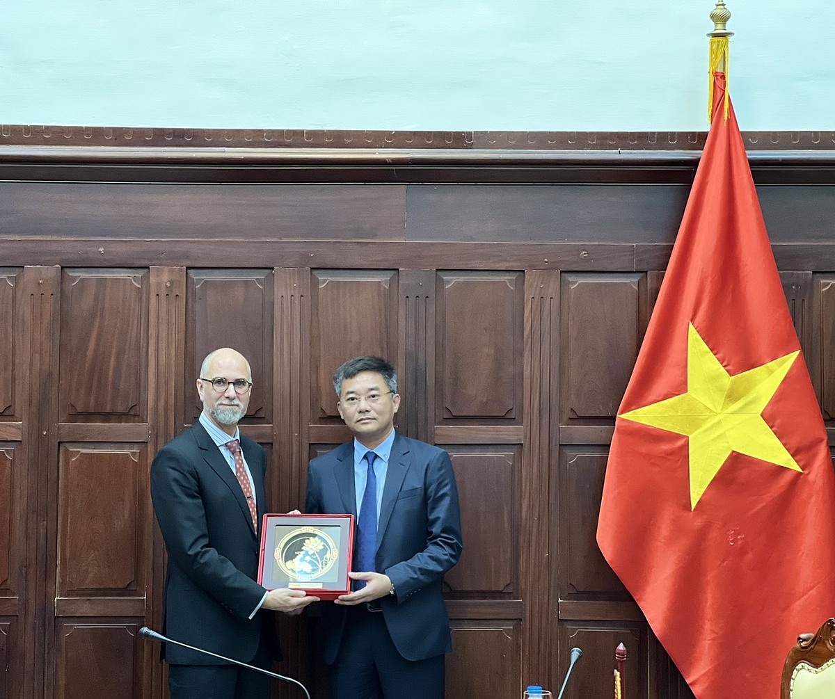 Ông Nguyễn Quốc Cường- Chủ tịch HĐQT Co-opBank tặng quà lưu niệm cho ông Shawn Steil- Đại sứ đặc mệnh toàn quyền Canada tại Việt Nam.