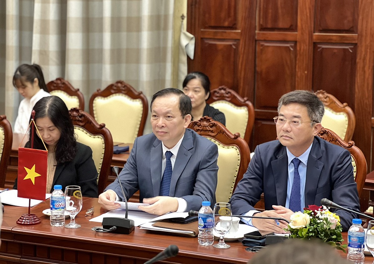 Ông Đào Minh Tú- Phó thống đốc thường trực NHNN và ông Nguyễn Quốc Cường- Chủ tịch HĐQT Co-opBank tại buổi làm việc.