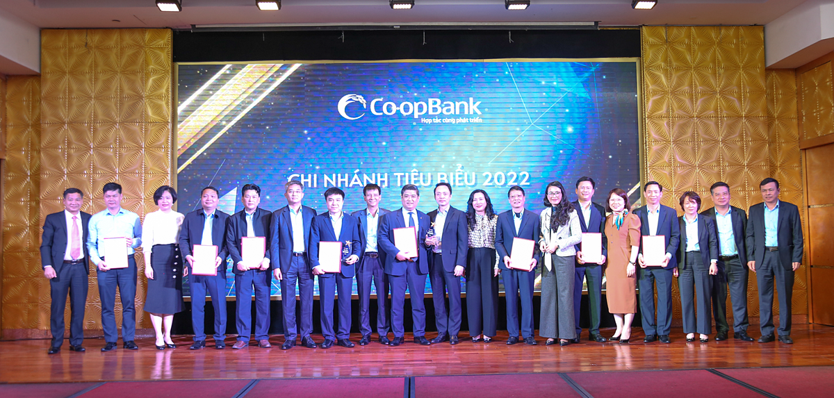 Trước đó, Co-opBank đã trao tặng nhiều phần thưởng cho các Chi nhánh tiêu biểu, tập thể và cá nhân tiêu biểu năm 2022.