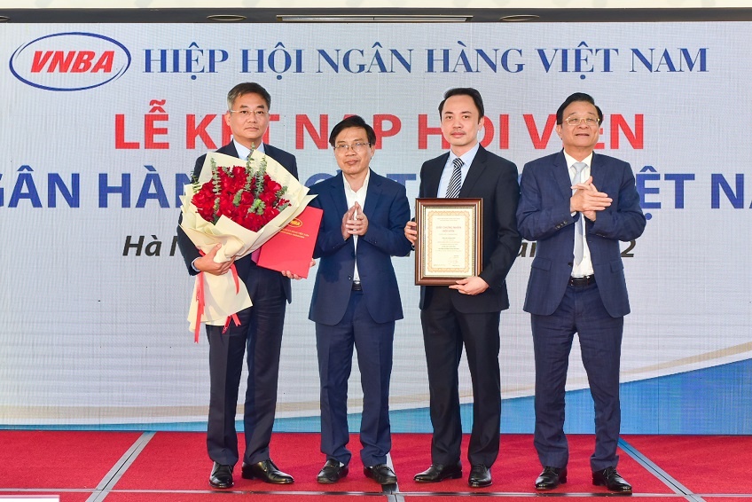 Phó Chủ tịch Trần Văn Tần và Tổng Thư ký Nguyễn Quốc Hùng trao quyết định kết nạp và chứng nhận hội viên cho đại diện Co-op Bank.
