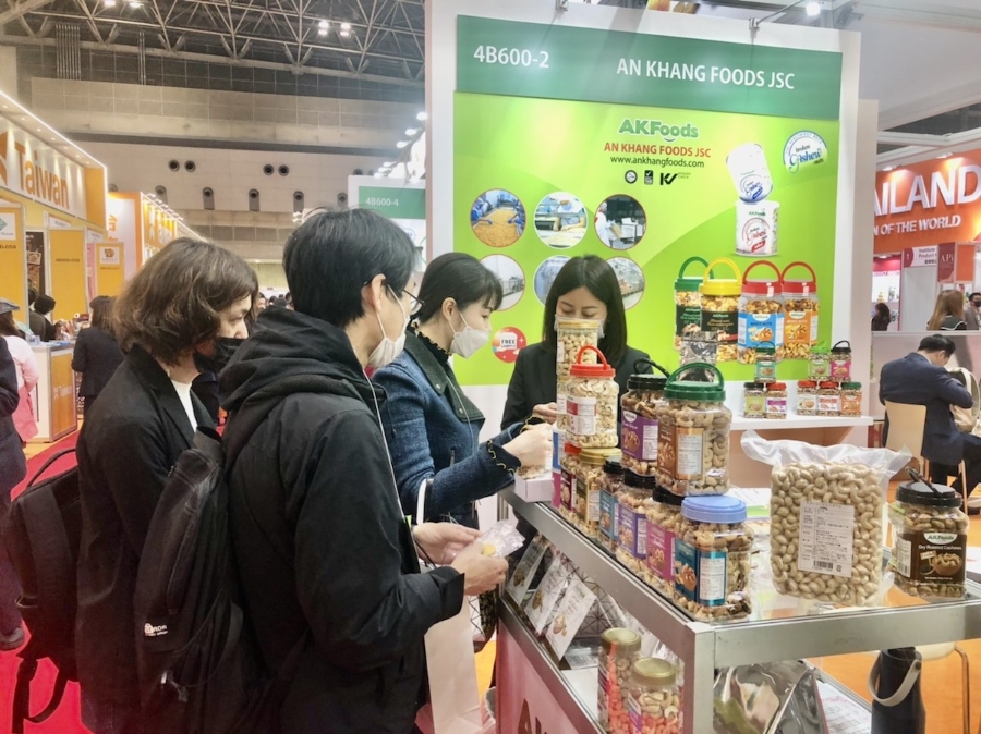 Gian hàng nông sản Việt Nam thu hút đông đảo khách hàng đến tham quan, mua sắm.
