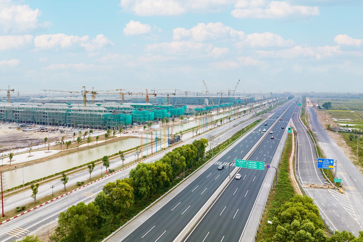 Bứt phá về hạ tầng giao thông đã biến phía Đông trở thành cực phát triển mới của Hà Nội.