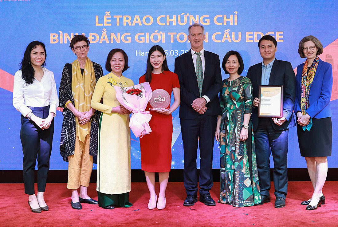 CEO Ngọc Mỹ đại diện Tập đoàn Alphanam nhận Chứng chỉ bình đẳng giới toàn cầu EDGE.