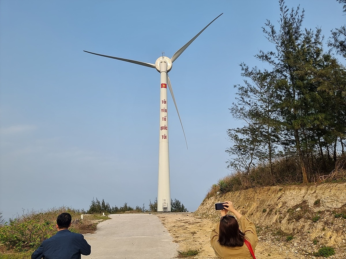 Điện gió trên đảo.