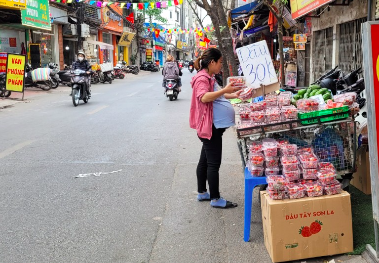 Sản phẩm dâu tây Sơn La đổ bộ xuống vỉa hè TP.Hà Nội.