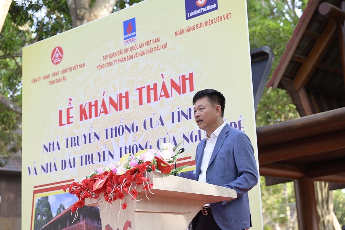 Ông Lê Cự Tân - TGĐ PVFCCo phát biểu tại lễ Khánh thành ông trình “Nhà truyền thống của Tỉnh ủy Đắk Lắk” và “Nhà dài truyền thống của người Ê đê.