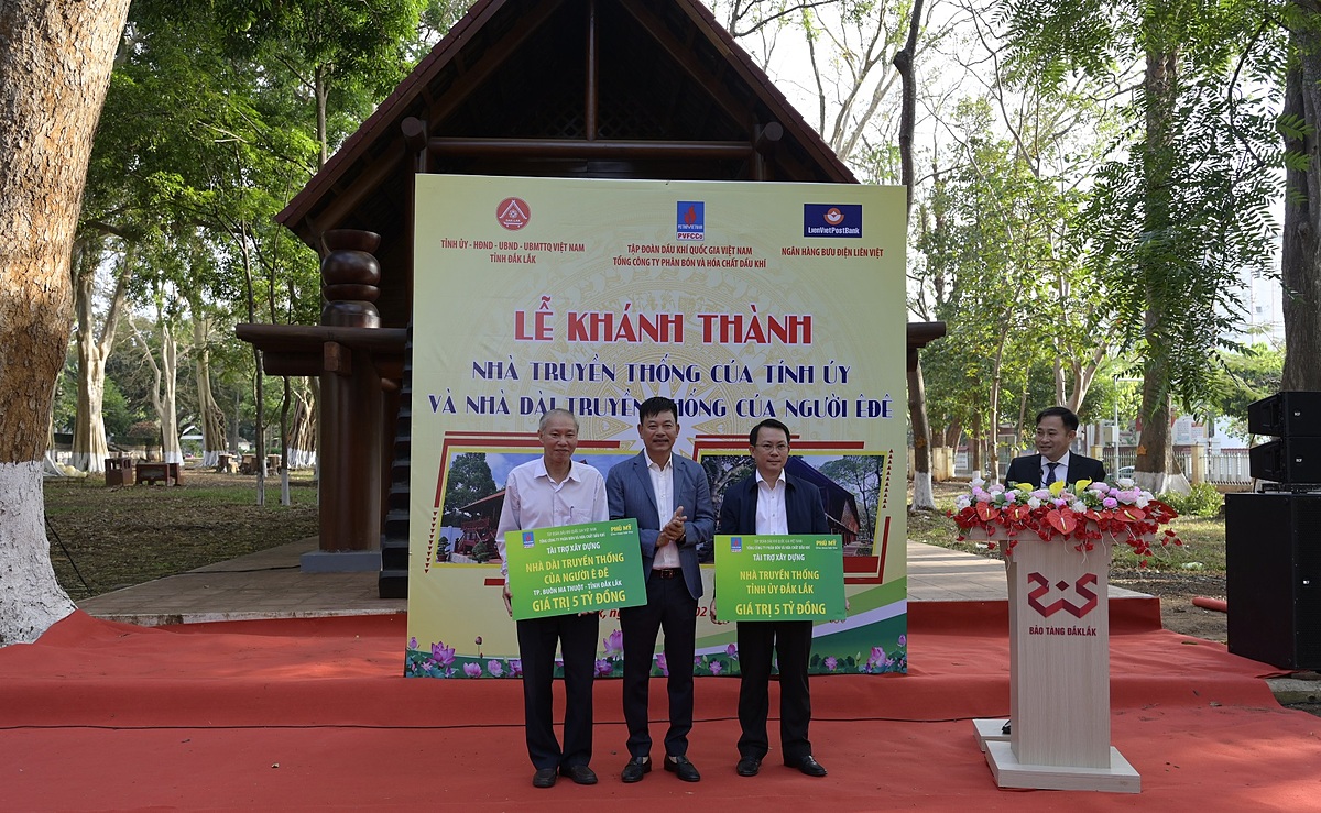 PVFCCo tài trợ công trình “Nhà truyền thống của Tỉnh ủy Đắk Lắk” và “Nhà dài truyền thống của người Ê đê.