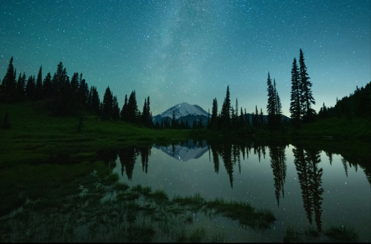 Hoa KỳHồ Tipsoo trong Công viên Quốc gia Mount Rainier ở bang Washington. Bức ảnh này mô tả bầu trời đêm phản chiếu trên mặt nước của Hồ Tipsoo ở Công viên Quốc gia Mount Rainier, Washington. Từ bên kia hồ, nhiếp ảnh gia W. Kent Williamson cho biết anh có thể nhìn thấy ánh đèn lồng của những người leo núi đang leo lên đỉnh núi Rainier cao 14.411 foot. Anh nói: “Bầu trời đêm trong vắt một cách bất thường và có thể nhìn thấy Dải Ngân hà ngay phía trên ngọn núi.