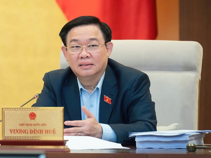 Chủ tịch Quốc hội Vương Đình Huệ phát biểu tại phiên họp.