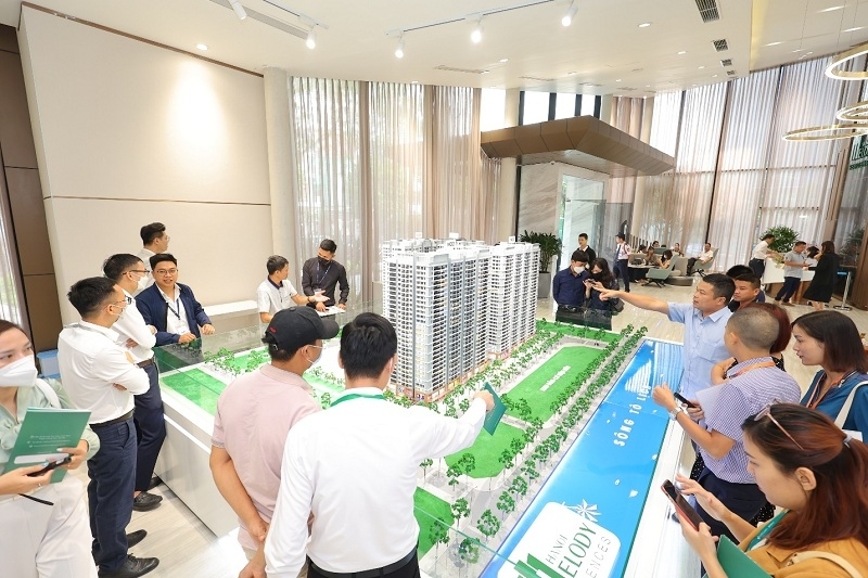 Khép lại năm 2022, Hanoi Melody Residences thành công rực rỡ khi ghi nhận tỷ lệ hấp thụ lên tới hơn 90% sau gần nửa năm ra mắt, trở thành tâm điểm trên thị trường sơ cấp Hà Nội. Dự án nhận được sự đánh giá cao của nhà đầu tư và các khách hàng mua ở thực khi sở hữu pháp lý vững chắc cùng nhiều ưu thế vượt trội.