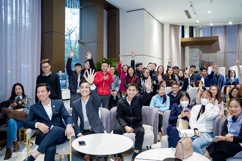 Trong không khí vui tươi, rộn ràng của hội xuân, đội ngũ chuyên viên kinh doanh cũng thể hiện tinh thần quyết tâm cao độ, cùng nhau làm nên những thành tích mới vượt ngoài mong đợi cho Hanoi Melody Residences trong năm tới.