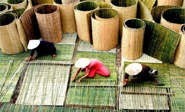 Phát triển ngành nghề nông thôn đem lại việc làm, thu nhập ổn định thực hiện tốt mục tiêu xóa đói, giảm nghèo.