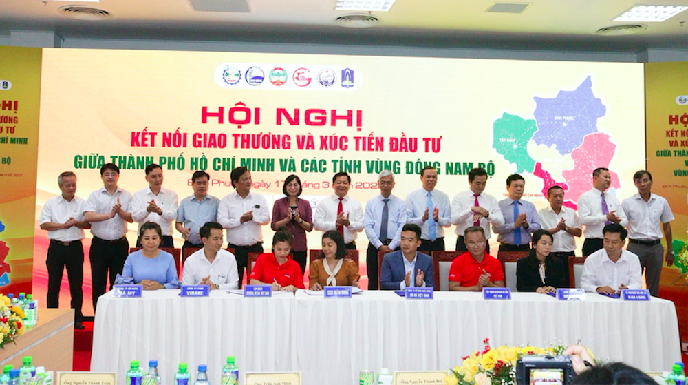 Đại diện bộ phận thu mua của Central Retail đã ký kết 6 thỏa thuận hợp tác với các đơn vị.