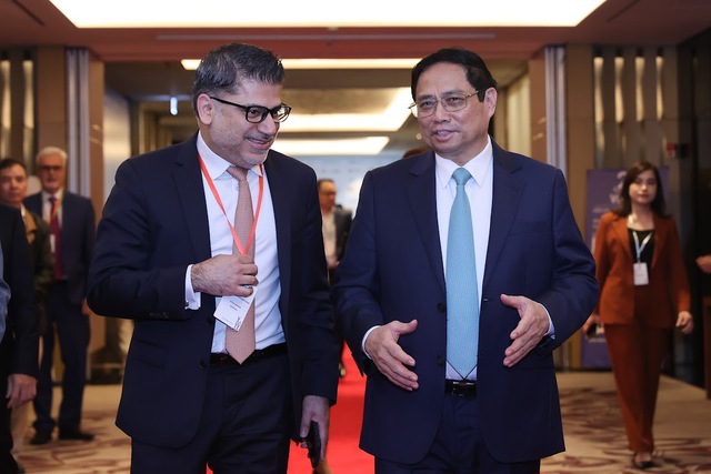 Thủ tướng Chính phủ Phạm Minh Chính trao đổi với doanh nghiệp bên lề Diễn đàn VBF 2023 (Ảnh: VGP).