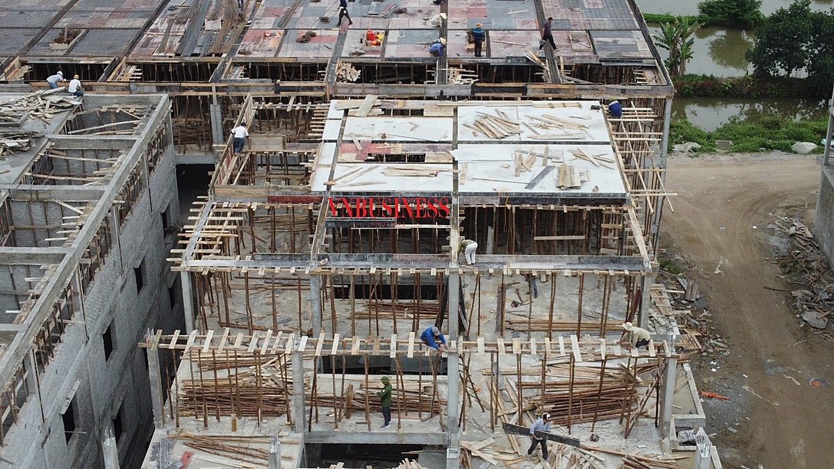 Công nhân leo trèo trên cao mà không tuân thủ ATLĐ tại công trường xây dựng một khu đô thị ở huyện An Dương- TP Hải Phòng.