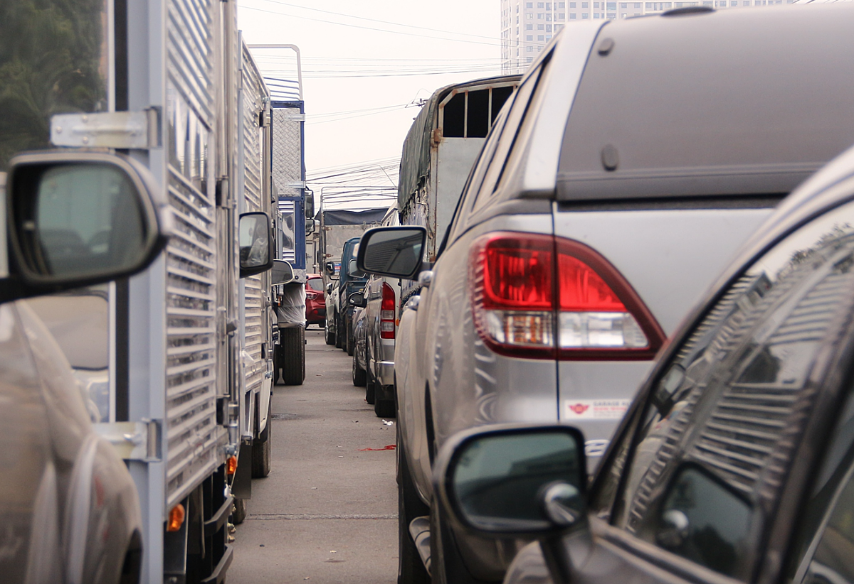 Các phương tiện giao thông đang chờ được đăng kiểm.