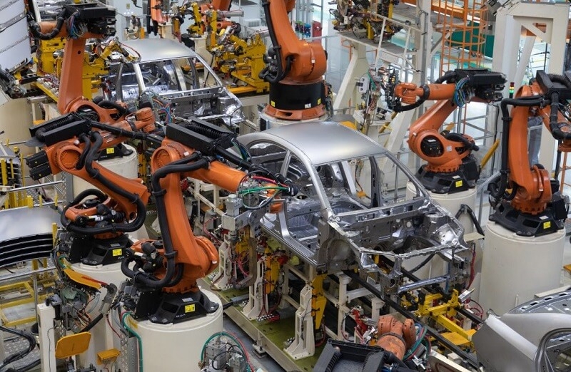 Xây dựng nhà máy thông minh, sử dụng robot trong sản xuất ô tô.