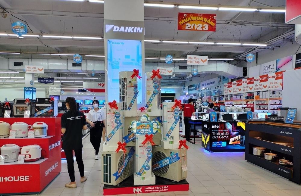 Do sức mua giảm sút, nên dù khuyến mại sốc, nhiều cửa hàng điện máy vẫn ít khách đến.