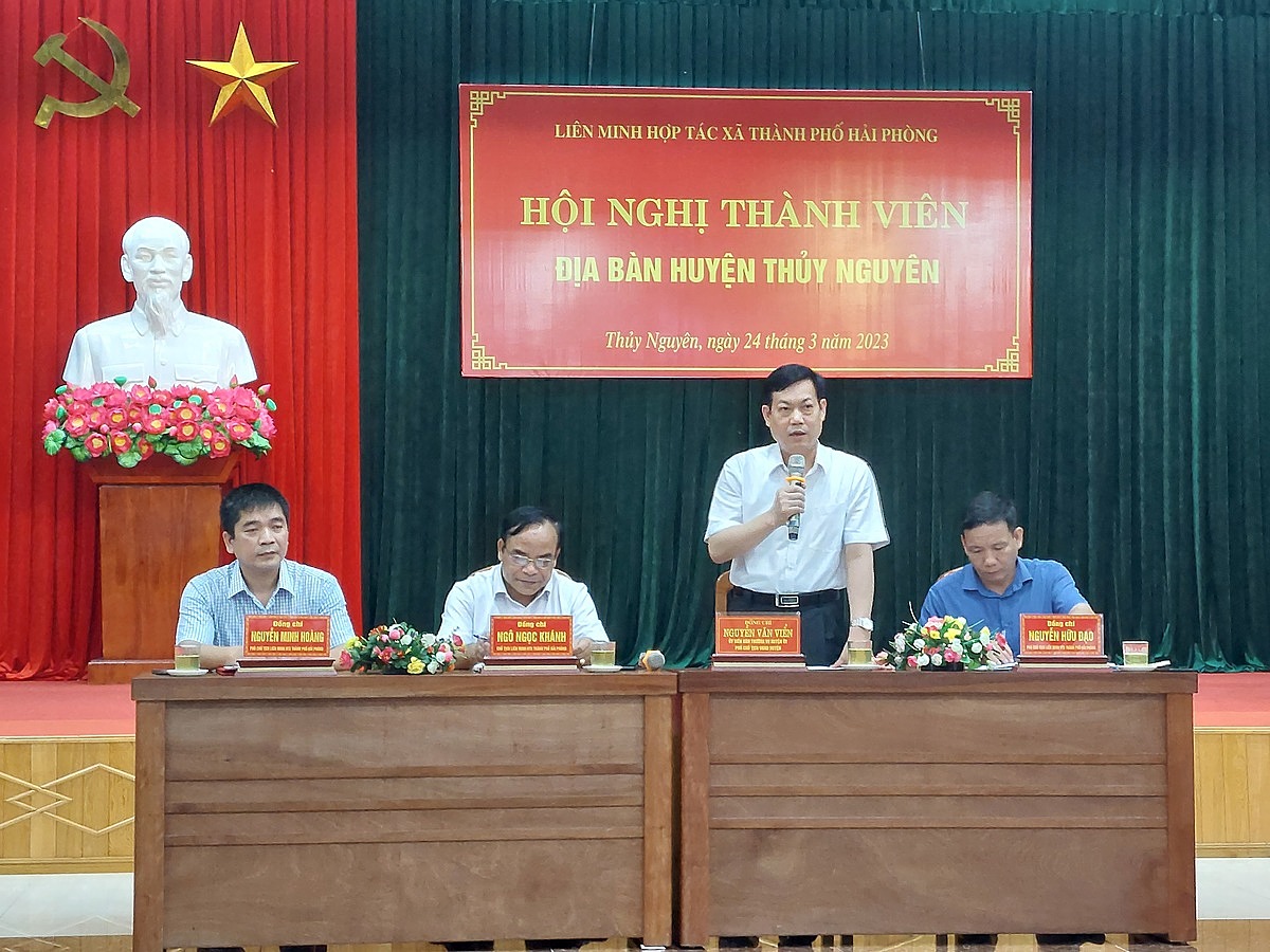 Ông Nguyễn Văn Viển - Phó Chủ tịch UBND huyện Thủy Nguyên giải đáp một số kiến nghị của các HTX trên địa bàn huyện.