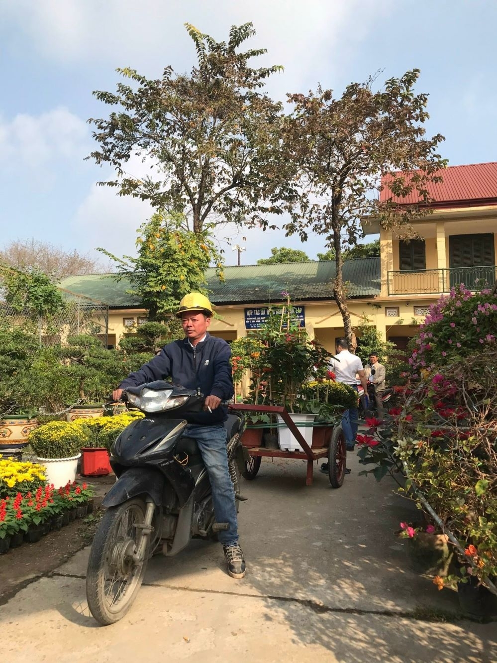 Vận chuyển hoa cho khách hàng ở nội đô.