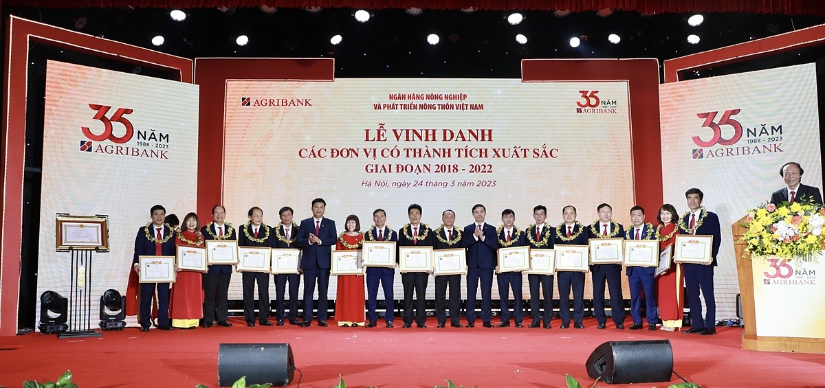 Agribank vinh danh các đơn vị có thành tích tiêu biểu xuất sắc giai đoạn 2018-2022.