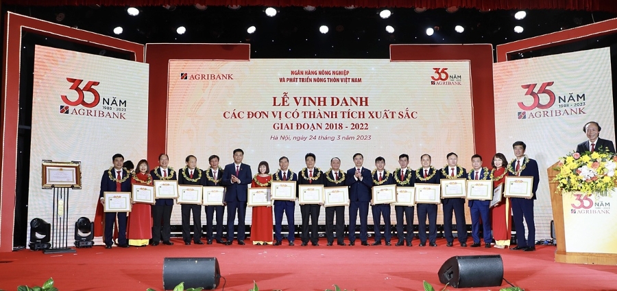 Agribank vinh danh các đơn vị có thành tích tiêu biểu xuất sắc giai đoạn 2018-2022.