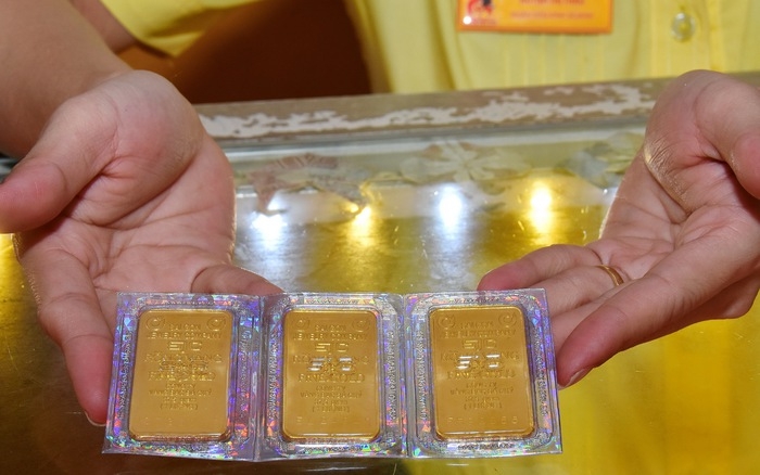 Giá vàng SJC biến động trái chiều, lên xuống thất thường, giao dịch quanh 67,3 triệu đồng/lượng. (Ảnh: Int)