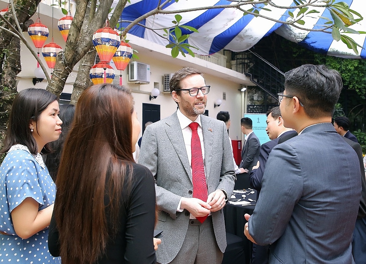 Ngài Đại sứ Anh tại Việt Nam Iain Frew chào đón các Chartered Accountant tại sự kiện Hà Nội.