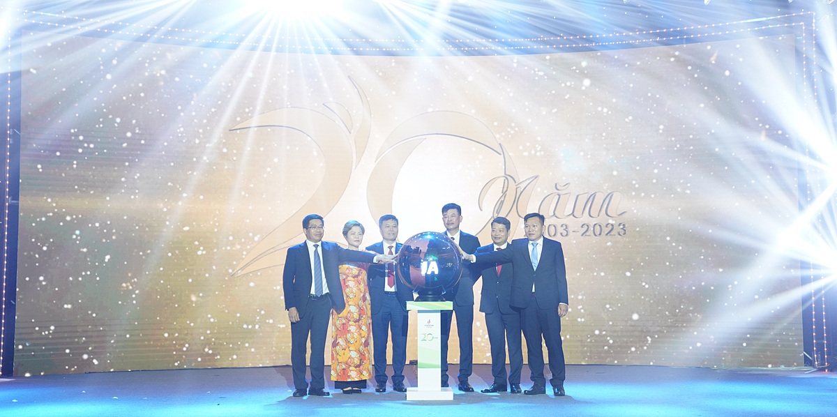 Lãnh đạo PVFCCo thực hiện nghi thức Kỷ niệm 20 năm Cho mùa bội thu.