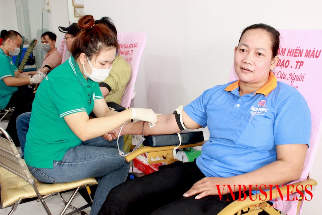 Các công nhân viên Công ty Qui Phúc tham gia hiến máu tình nguyện tại Ngày hội “Giọt hồng Qui Phúc 2023”.