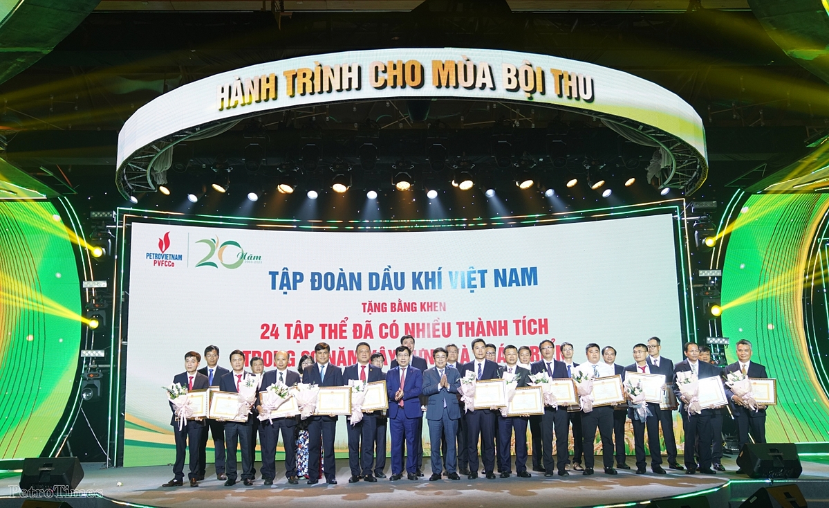 Các tập thể, cá nhân xuất sắc của PVFCCo vinh dự đón nhận Bằng khen của Tập đoàn.