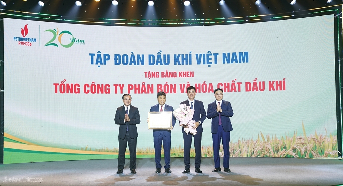 Đồng chí Hoàng Trọng Dũng và Lê Cự Tân nhận Bằng khen Tập đoàn Dầu khí cho tập thể PVFCCo.