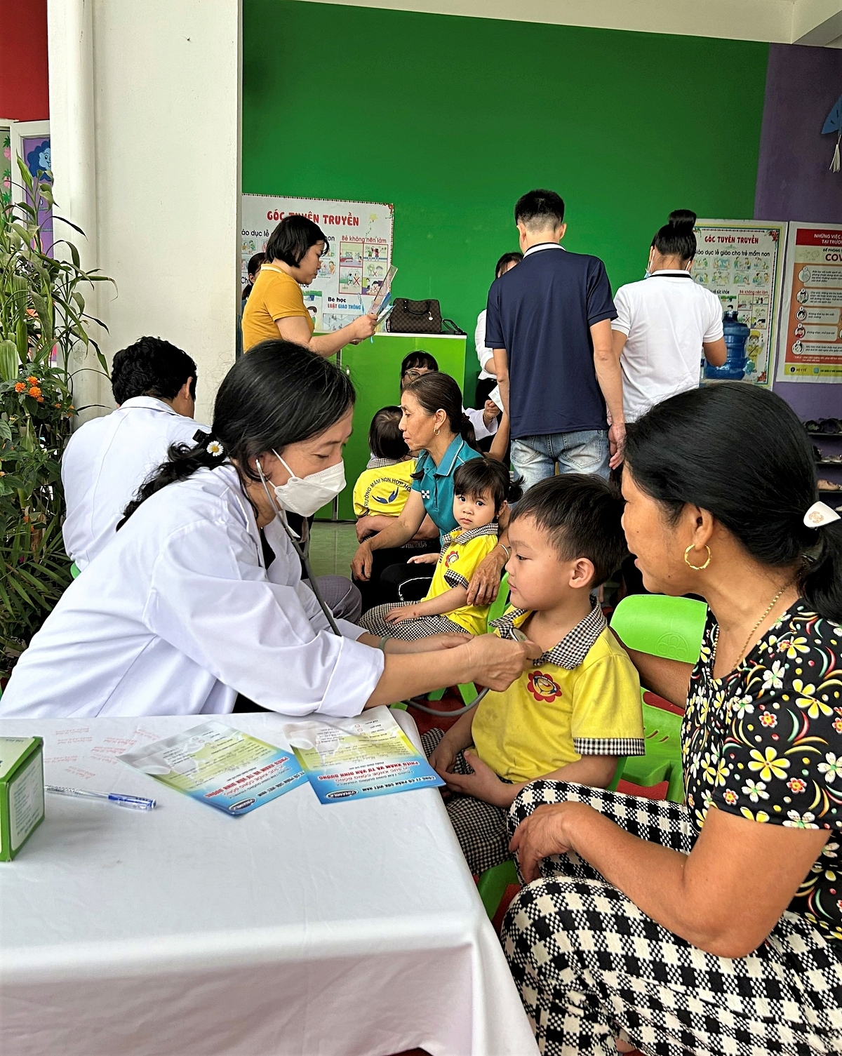 Đội ngũ bác sĩ Trung tâm Dinh dưỡng Vinamilk tận tình khám tổng quát, kiểm tra tình trạng thể chất, dinh dưỡng cho các trẻ em và tư vấn cho phụ huynh.