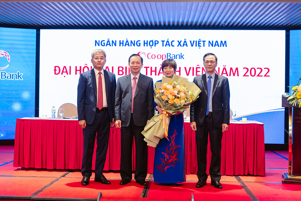Phó Thống đốc Thường trực NHNN Đào Minh Tú và Phó Chủ tịch Liên minh HTX Việt Nam Nguyễn Mạnh Cường, ông Nguyễn Quốc Cường - Chủ tịch HĐQT Co-opBank chúc mừng bà Phạm Thị Hồng Minh - tân Thành viên HĐQT kiêm Tổng giám đốc Co-opBank tại Đại hội.