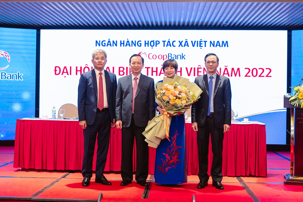 Phó Thống đốc Thường trực NHNN Đào Minh Tú và Phó Chủ tịch Liên minh HTX Việt Nam Nguyễn Mạnh Cường, ông Nguyễn Quốc Cường - Chủ tịch HĐQT Co-opBank chúc mừng bà Phạm Thị Hồng Minh - tân Thành viên HĐQT kiêm Tổng giám đốc Co-opBank tại Đại hội.