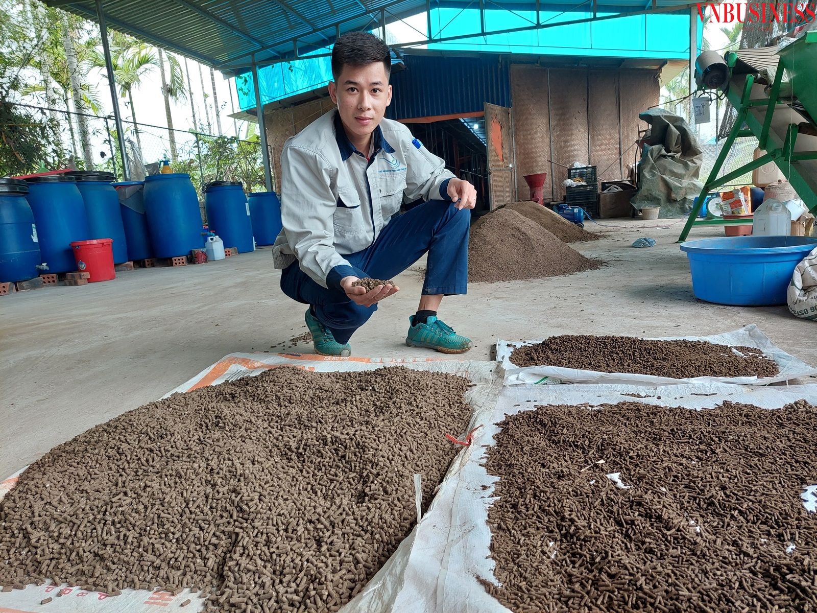 Anh Phú giới thiệu với phóng viên loại phân viên trùn quế cao cấp.