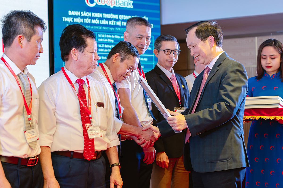 Phó Thống đốc Thường trực NHNN Đào Minh Tú trao tặng chứng nhận cho các QTDND thành viên tiêu biểu thực hiện tốt mối liên kết hệ thống năm 2022.