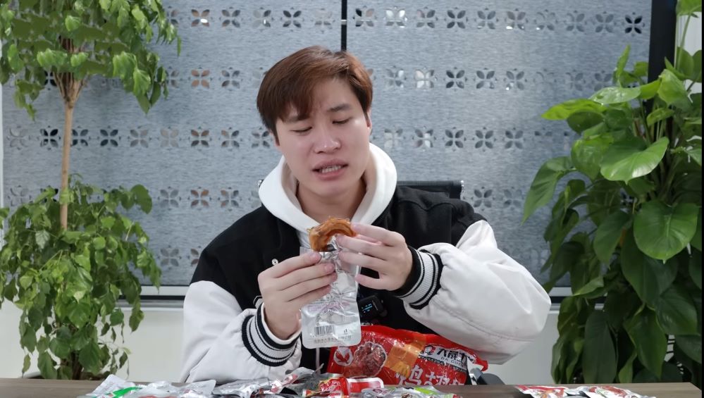 Những video review chân gà, vịt cay Trung Quốc tạo thành trend và cảm giác tò mò về món ăn vặt này.