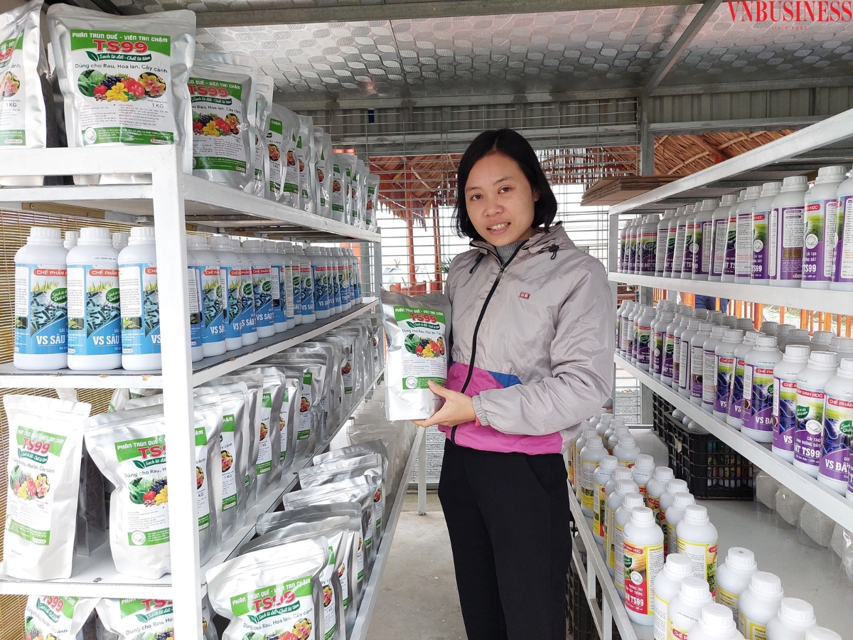 Nhân viên HTX giới thiệu về các sản phẩm do HTX sản xuất ra tại cửa hàng trưng bày, giới thiệu sản phẩm.