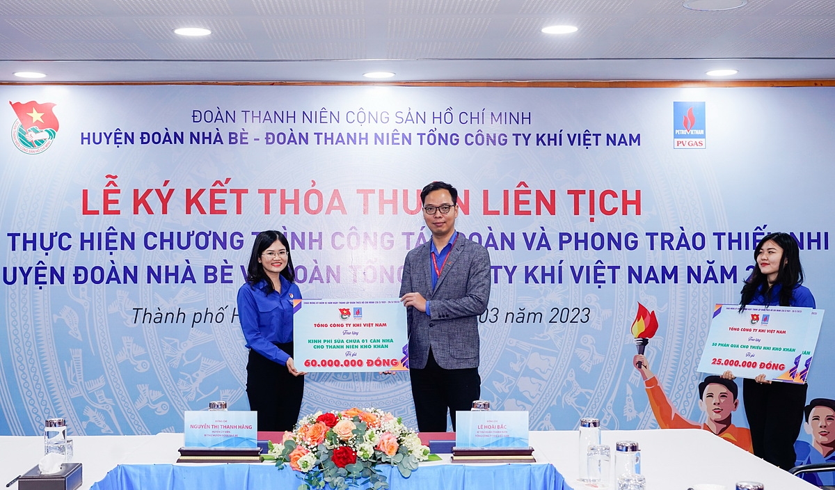 Đoàn Thanh niên PV GAS trao chứng nhận các công trình hỗ trợ huyện Nhà Bè trong năm 2023.