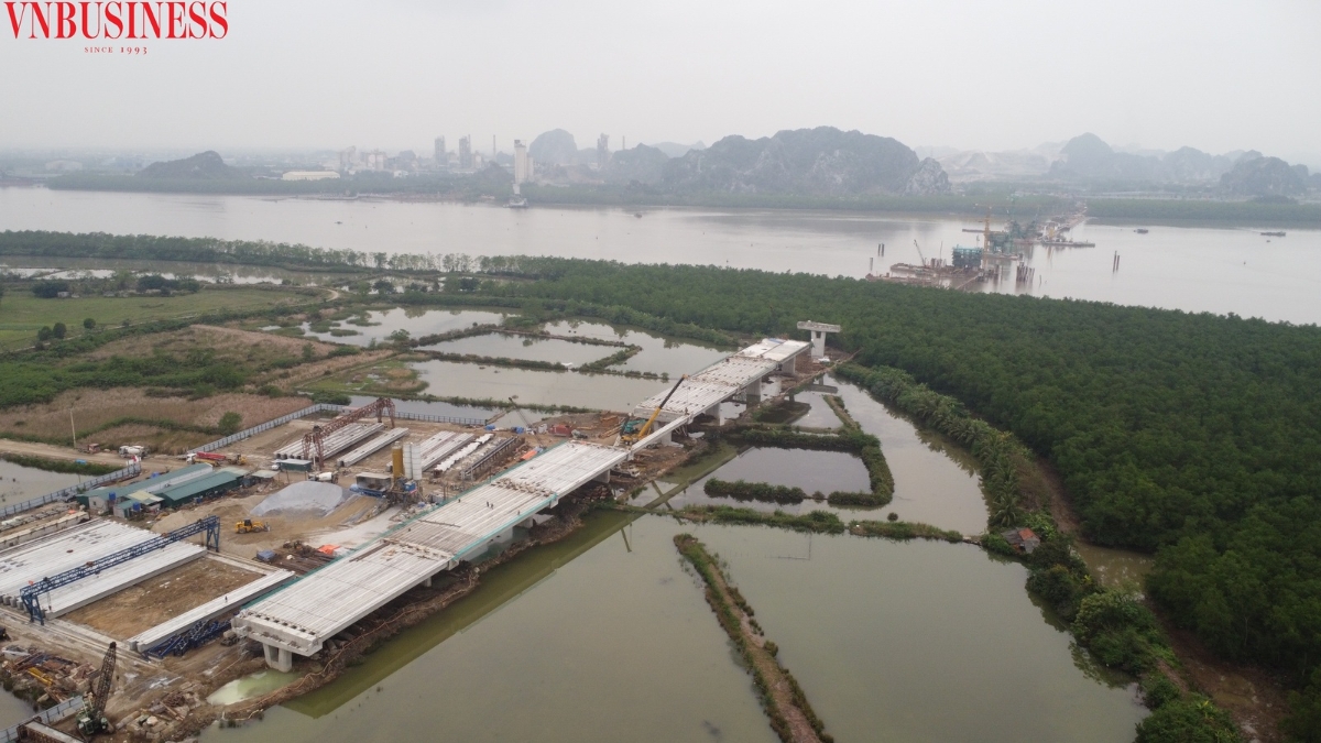 Phía đầu Quảng Ninh, có 6 nhịp cầu đã được gác.