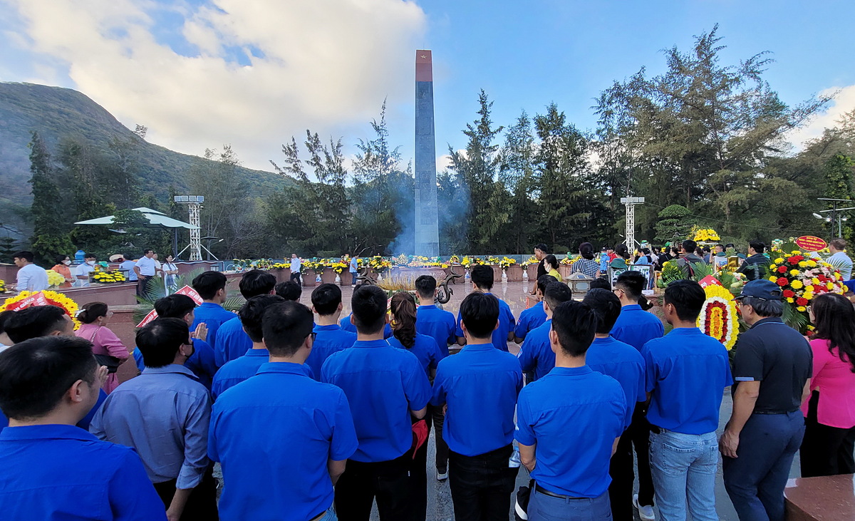 Tưởng niệm tại Nghĩa trang Hàng Dương.