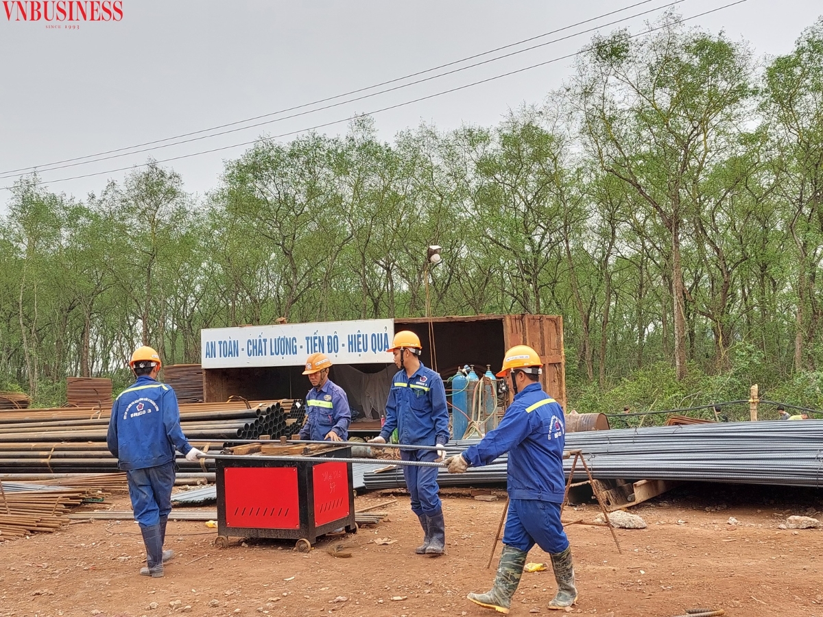 Các công nhân đang uốn thép.