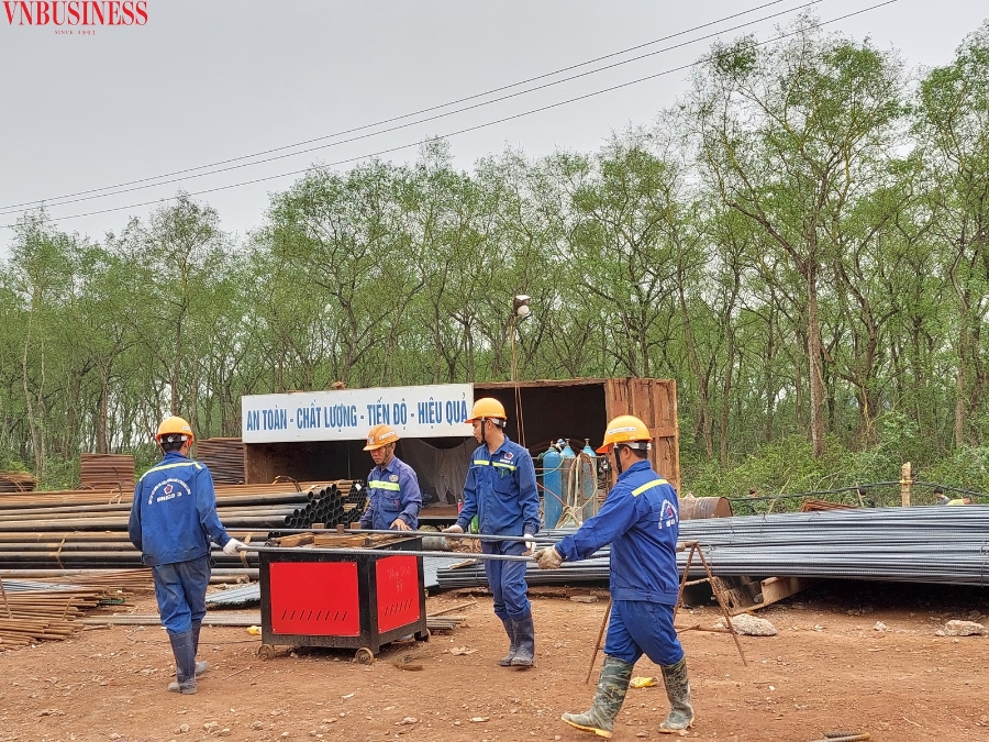 Các công nhân đang uốn thép.