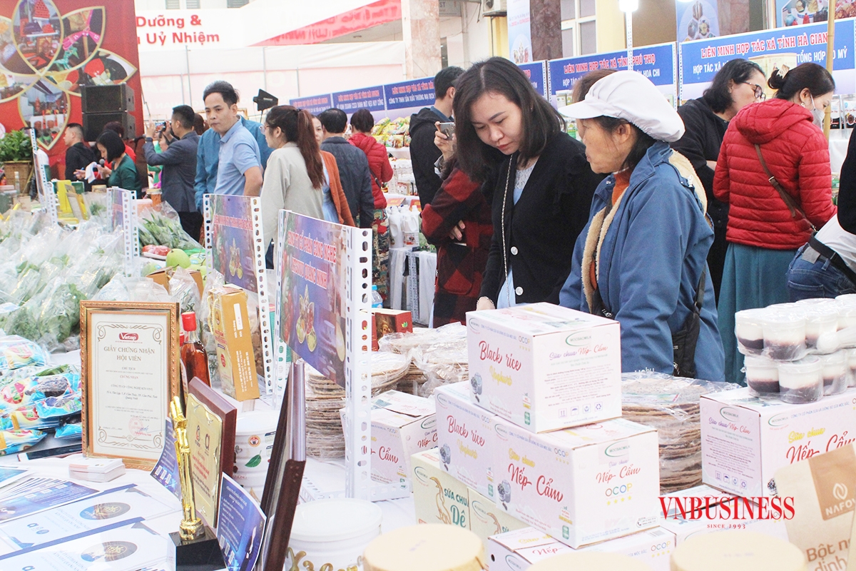 Khu trưng bày tại Tuần lễ sản phẩm OCOP có gần 50 quầy hàng, chia thành các chủ đề riêng biệt như nông sản, thực phẩm chế biến, thủ công mỹ nghệ,