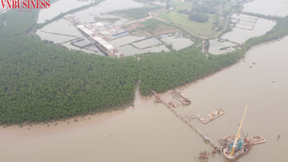 Phía Quảng Ninh do chưa giải phóng được phần rừng trồng nên các đơn vị thi công gặp nhiều khó khăn trong vận chuyển nguyên vật liệu, thiết bị máy móc
