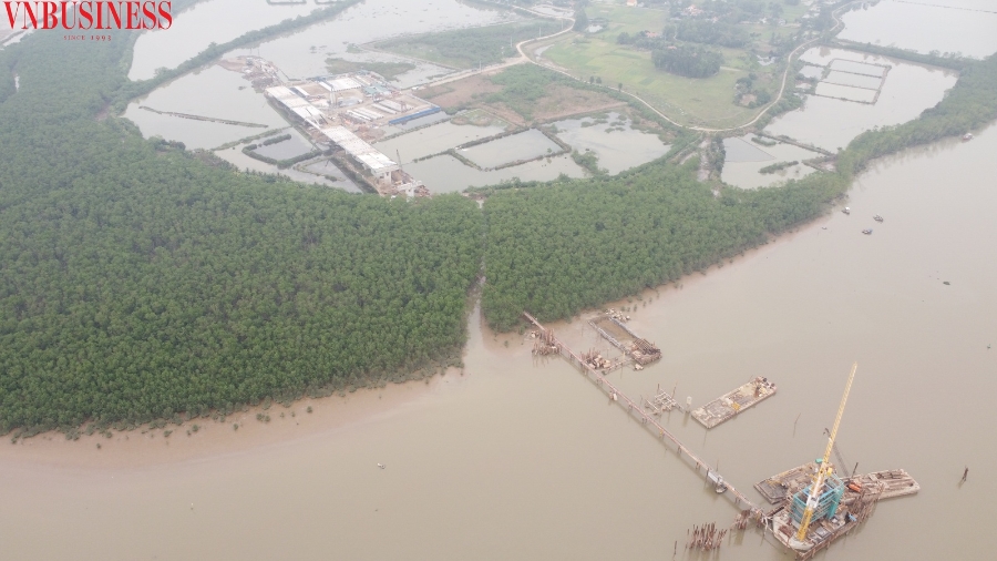 Phía Quảng Ninh do chưa giải phóng được phần rừng trồng nên các đơn vị thi công gặp nhiều khó khăn trong vận chuyển nguyên vật liệu, thiết bị máy móc