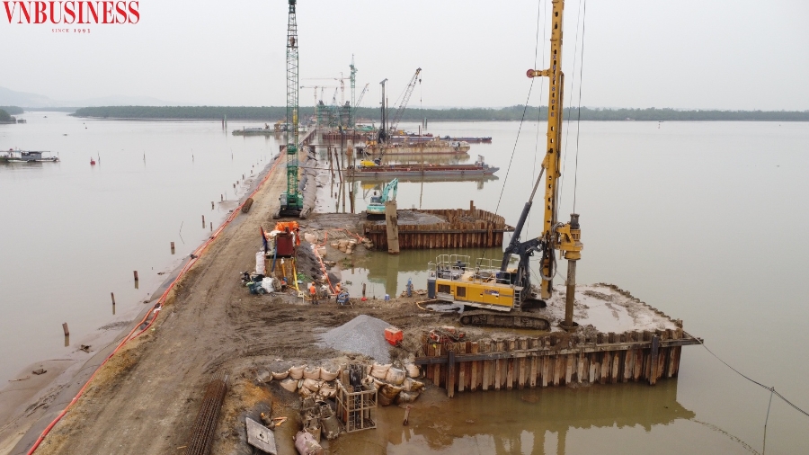 Rất nhiều phương tiện, máy móc hiện đại đã có mặt tại dự án.