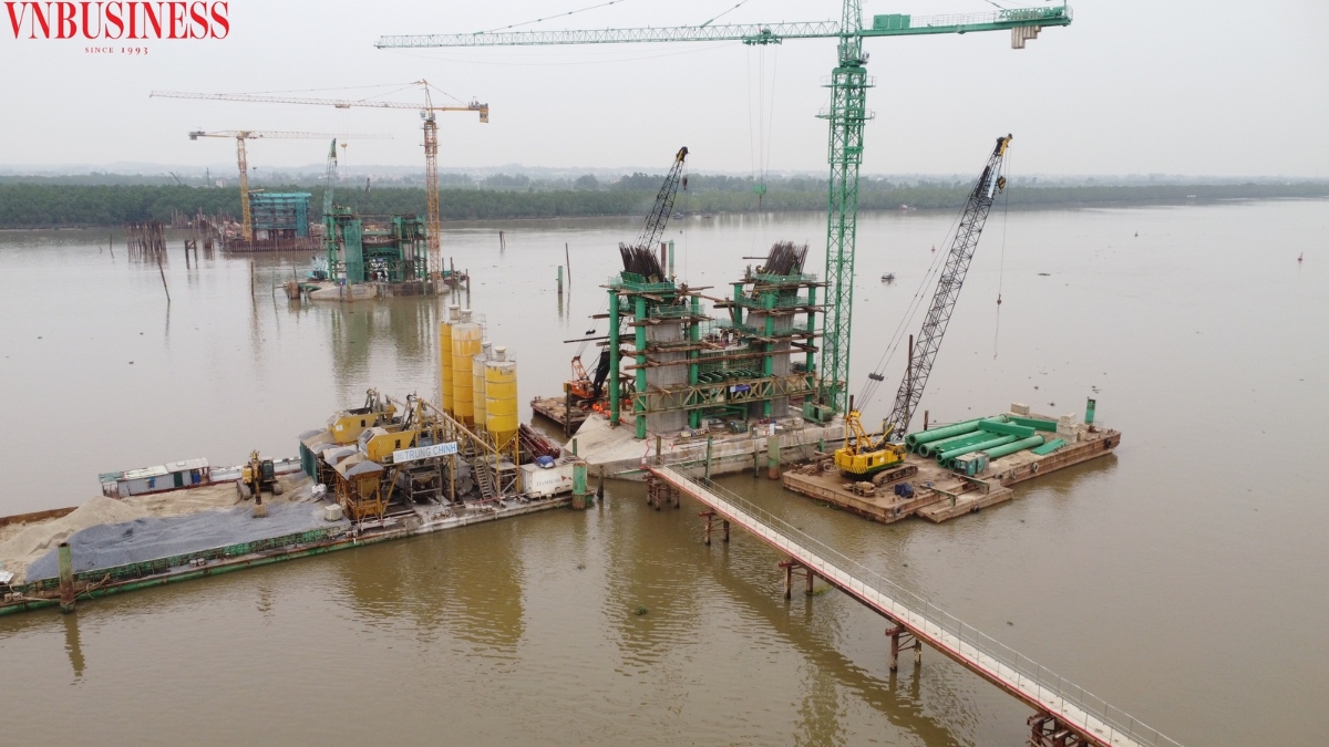 Để phục vụ dự án, nhà thầu huy động cả xà lan tải trọng lớn để đưa trạm trộn tới sát vị trí cần đổ bê tông.