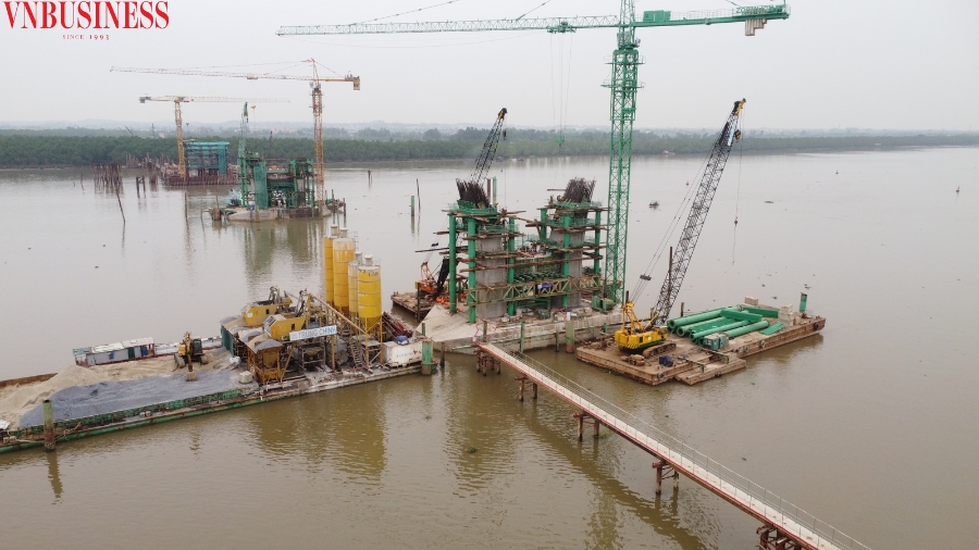 Để phục vụ dự án, nhà thầu huy động cả xà lan tải trọng lớn để đưa trạm trộn tới sát vị trí cần đổ bê tông.